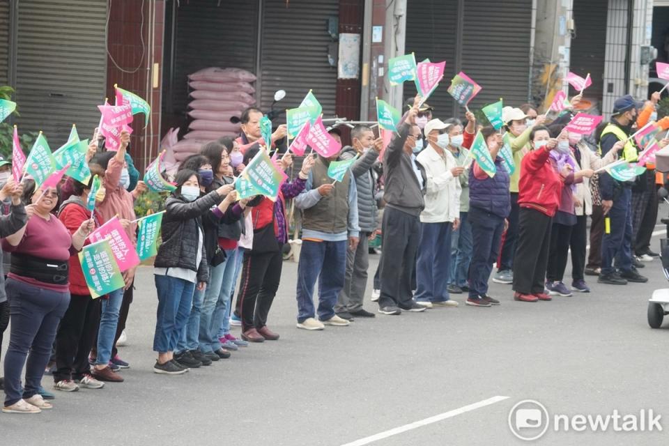 民進黨總統候選人賴清德「台灣美德站出來」全台車隊掃街，首站從屏東東港東隆宮出發，隨即在東港市區向民眾拜票。   圖：張良一/攝