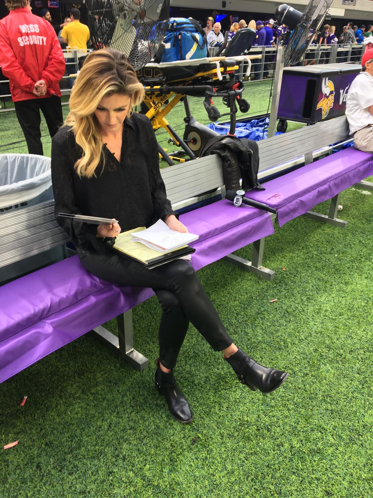 Erin Andrews' NFL Style Diary: Get the Details on the Sideline Reporter's  Chic All-Black Look