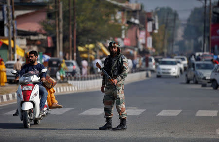 An Indian army soldier stands guard on a road on the outskirts of Srinagar, October 3, 2016. REUTERS/Danish Ismail