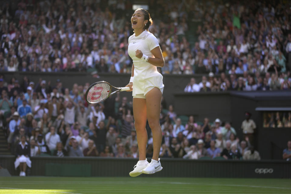 Emma Raducanu celebra tras vencer a Alison van Uytvanck en la primera ronda de Wimbledon, el lunes 27 de junio de 2022. (AP Foto/Kirsty Wigglesworth)