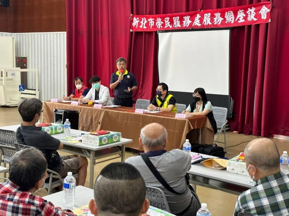 《圖說》新北市榮服處副處長李毓錫(中)為現場提問榮民解答相關權益釋疑。〈<a class="link " href="https://tw.news.yahoo.com/tag/新北榮服處" data-i13n="sec:content-canvas;subsec:anchor_text;elm:context_link" data-ylk="slk:新北榮服處;sec:content-canvas;subsec:anchor_text;elm:context_link;itc:0">新北榮服處</a>提供〉