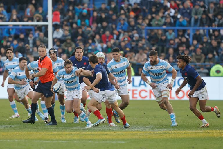 Santiago Cordero encara con un hand-off, seguido por el imponente Posolo Tuilagi; los Pumas fueron mejores que Francia en Vélez y se recuperaron del mal estreno del ciclo de Felipe Contepomi.