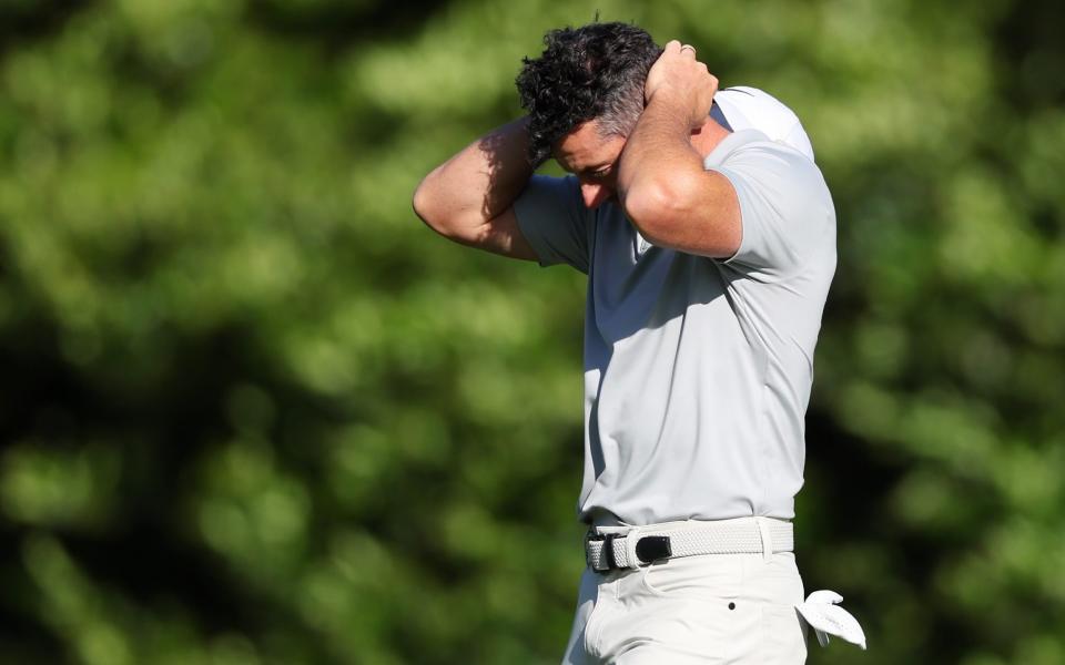 Rory McIlroy de Irlanda del Norte reacciona después de un doble bogey en el hoyo 11 durante la segunda ronda del Torneo Masters 2024 en el Augusta National Golf Club el 12 de abril de 2024 en Augusta, Georgia.