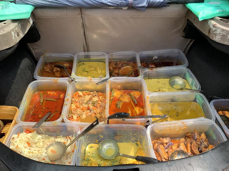 Wak Nasi Campur - Dishes in car boot