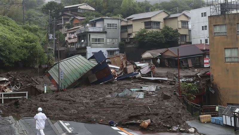 日本熱海市2萬多戶、3萬5千多位市民均受影響。（圖／美聯社／達志影像）