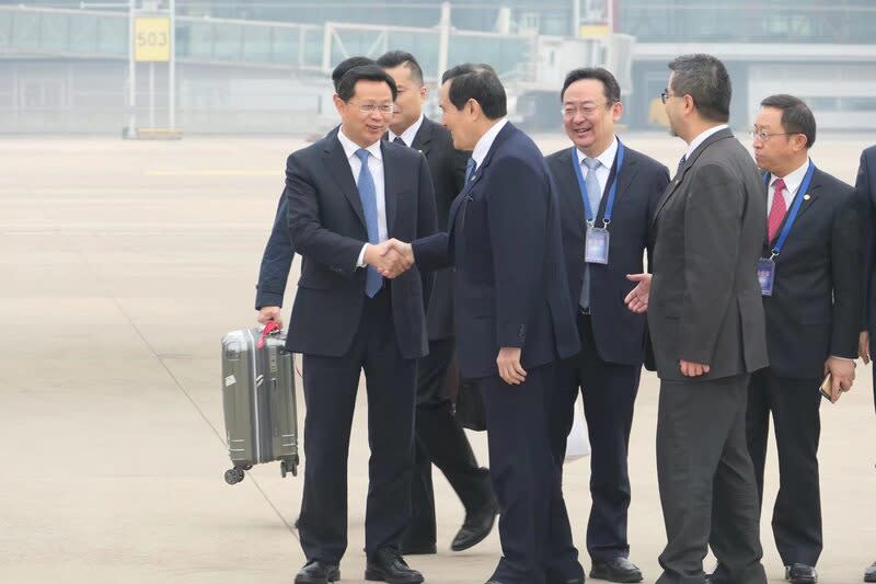 前總統馬英九結束訪問中國大陸行程 前總統馬英九（左二）11日上午在北京首都機場向來 送機的國台辦副主任潘賢掌（左）等人握手致意告 別。 中央社記者呂佳蓉北京攝  113年4月11日 