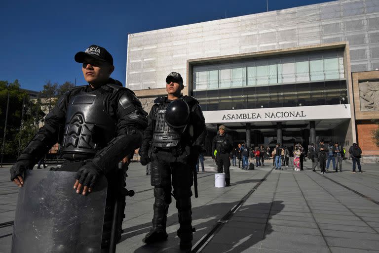 Policías custodiando la Asamblea Nacional (Archivo)