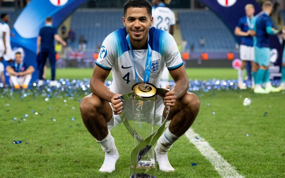 Levi Colwill de Inglaterra celebra con un trofeo después de la final de la Eurocopa Sub-21 2023