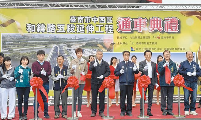 台南市和緯路5段延伸工程27日由市長黃偉哲（右四）等人剪綵，見證完工通車典禮。（曹婷婷攝）