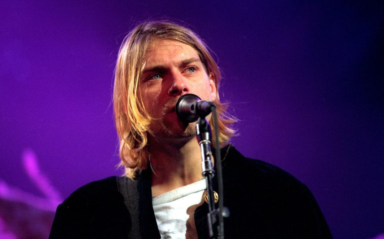 Kurt Cobain wurde als Sänger und Gitarrist der Rockband Nirvana bekannt. Eine seiner Haarsträhnen wurde nun für eine gigantische Summe versteigert. (Bild: Jeff Kravitz/FilmMagic/Getty Images)