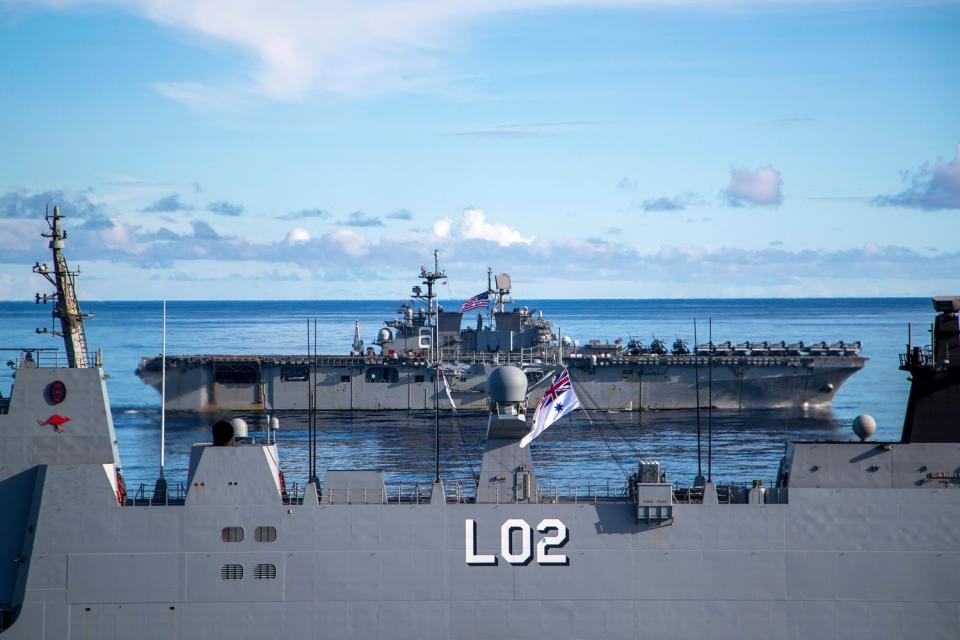 澳洲兩棲攻擊艦「坎培拉號(L02)」(前)與美國兩棲攻擊艦「美利堅號(LHA-6)」(後)。   圖：翻攝U.S. Pacific Fleet臉書(資料照片)