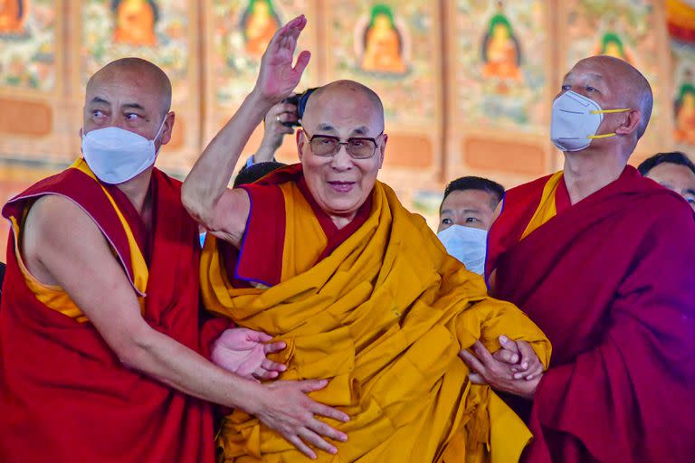 En esta foto de archivo tomada el 29 de diciembre de 2022, el líder espiritual tibetano Dalai Lama saluda durante su primer día de sesión de enseñanza en el Kalachakra Ground en Bodhgaya.