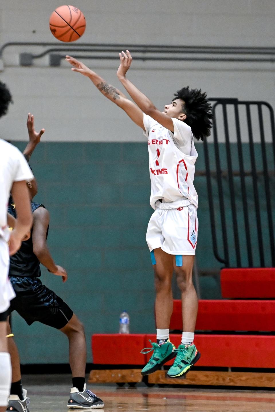 Everett's Christopher Robinson Jr. shoots against Waverly during the second quarter on Tuesday, Jan. 18, 2022, at Everett High School in Lansing.