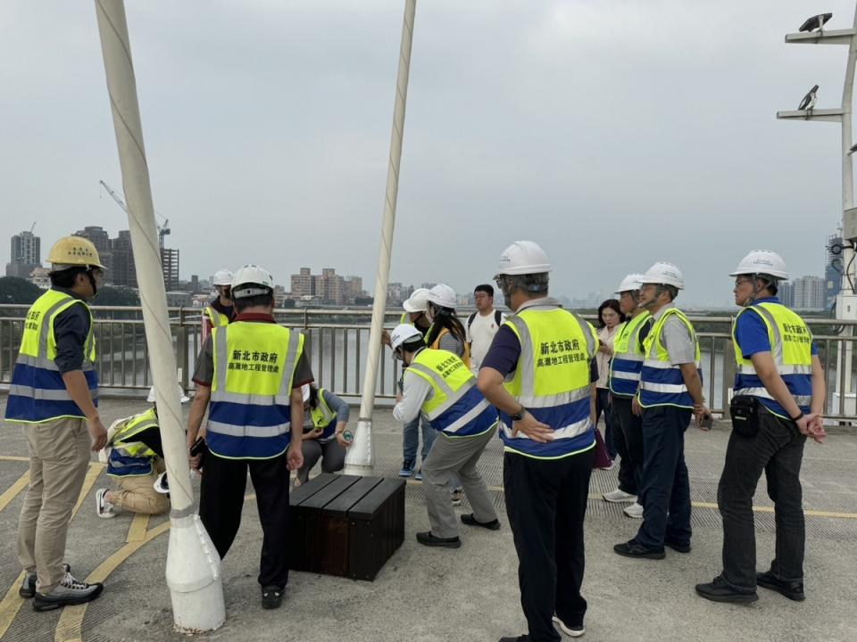 高灘處聯繫土木技師勘查新月橋，發現主橋段數根吊索有鬆脫狀況。   圖：新北市政府/提供