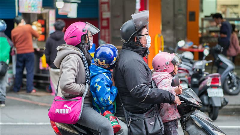 寒流來襲氣溫急凍，北部有部分學校宣布23、24日放假（圖／記者陳弋攝影）