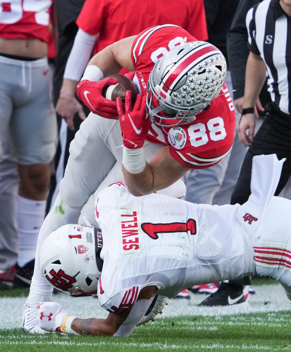 Ohio State Buckeyes tight end Jeremy Ruckert (88) looks for yardage as Utah Utes linebacker Nephi Sewell (1) tries to tackle him during the first quarter of the 108th Rose Bowl Game between the Ohio State Buckeyes and the Utah Utes at the Rose Bowl.