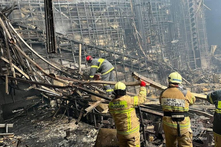 Bomberos trabajan en el Crocus City Hall tras el incendio. (Handout / RUSSIAN EMERGENCY MINISTRY / AFP)