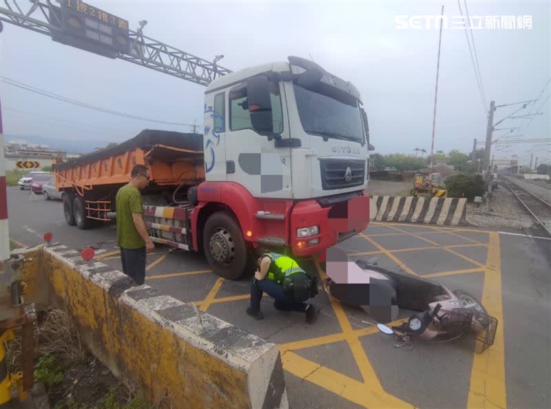 彰化社頭鄉驚悚車禍，女騎士遭聯結車追撞倒地，極限求生。（圖／翻攝畫面）