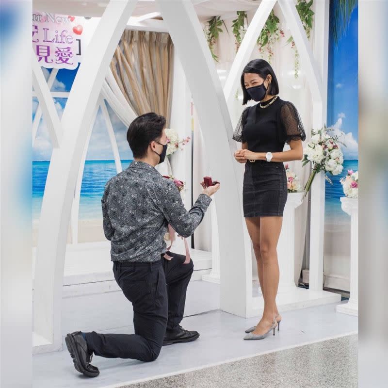楊昇達跟若綺下跪求婚。(圖/翻攝臉書）