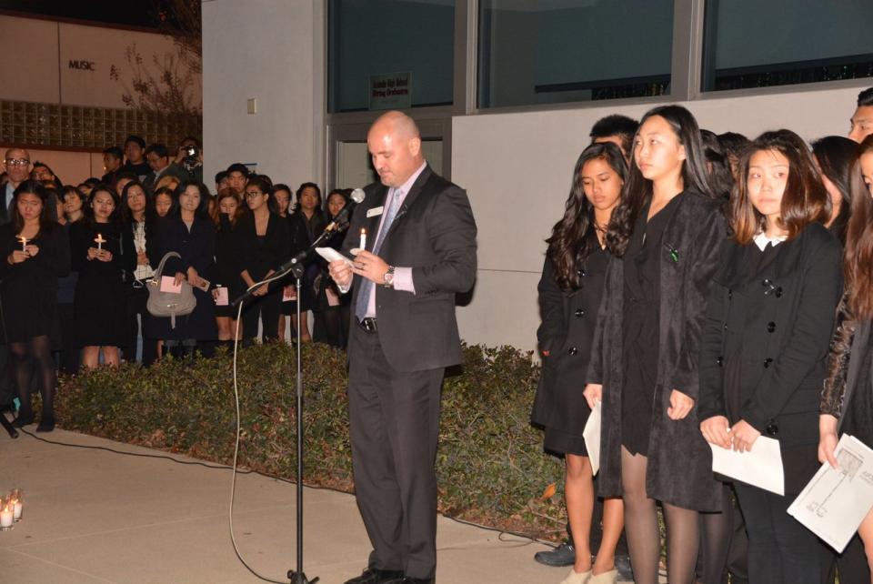 亞凱迪亞高中校長Brent Forsee致詞，追悼林智崴和林騏安同學泣不成聲。（本報檔案照，記者丁曙╱攝影）
