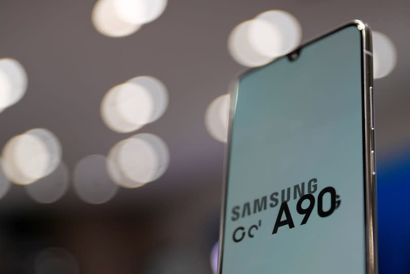 El Galaxy A90 de Samsung Electronic se exhibe en una tienda Samsung en Seúl, Corea del Sur, el 14 de noviembre de 2019