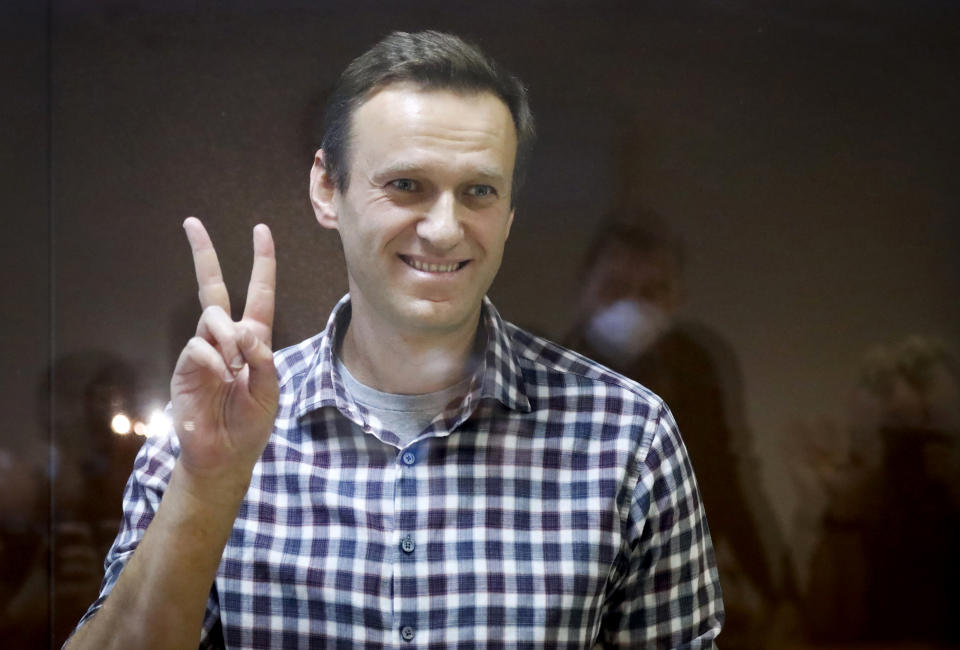 ARCHIVO - El líder opositor ruso Alexei Navalny hace un gesto en la corte de distrito de Babuskinsky en Moscú, Rusia, el 20 de febrero de 2021. Un libro de memorias póstumo en el que Alexei Navalny comenzó a trabajar en 2020 será publicado a finales de este año. "Patriot", que el editor Alfred A. Knopf llama la "carta final al mundo" del difunto líder de la oposición rusa, se publicará el 22 de octubre de 2024. (Foto AP/Alexander Zemlianichenko, archivo)