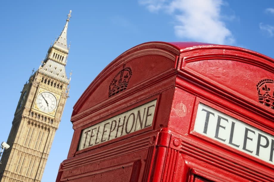 Eine Londoner Telefonzelle, dahinter Big Ben.