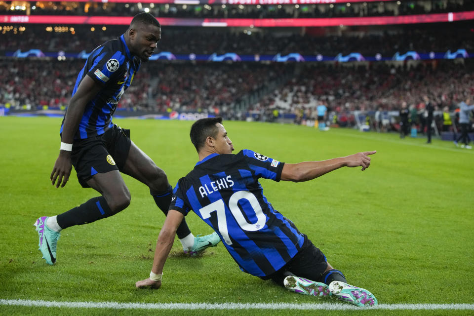 Alexis Sánchez (derecha) celebra tras anotar el tercer gol del Inter de Milán durante el partido contra Benfica en la Liga de Campeones, el miércoles 29 de noviembre de 2023, en Lisboa. (AP Foto/Armando Franca)