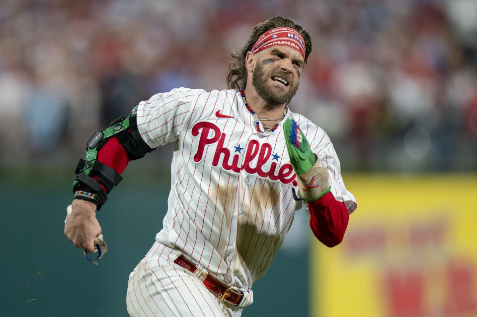 Bryce Harper, de los Filis de Filadelfia, da vuelta por la antesala para anotar en el primer juego de la serie de comodines de la Liga Nacional, ante los Marlins de Miami, el martes 3 de octubre de 2023 (AP Foto/Chris Szagola)