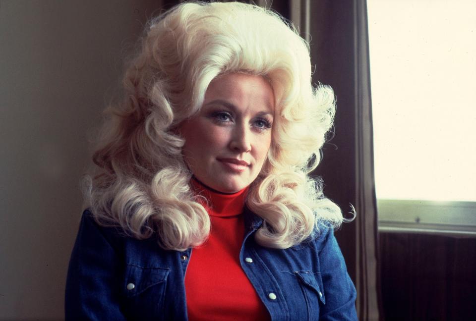 Portrait of Dolly Parton at the Holiday Inn in Chicago, Illinois, April 30, 1977. (Photo by Paul Natkin/Getty Images)