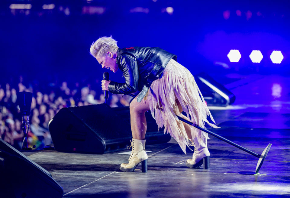 En esta imagen difundida por Amazon, Pink da un concierto en una escena del documental "Pink: All I Know So Far", que se estrena el 21 de mayo en Prime Video. (Andrew Macpherson/Amazon Content Services LLC vía AP)