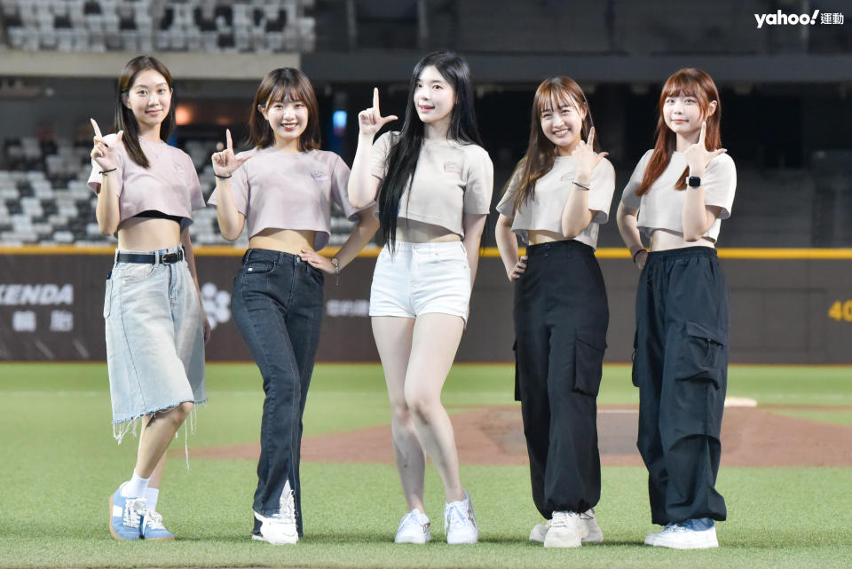 2024 Uni Girls 新增的5位女孩成員，侯芳（左一）、日籍女孩希美Nozomi（左二）、韓籍女孩趙娟週（中）、千紘Chihiro（右）、包子（右一）。（呂權紘／攝）（20240704）