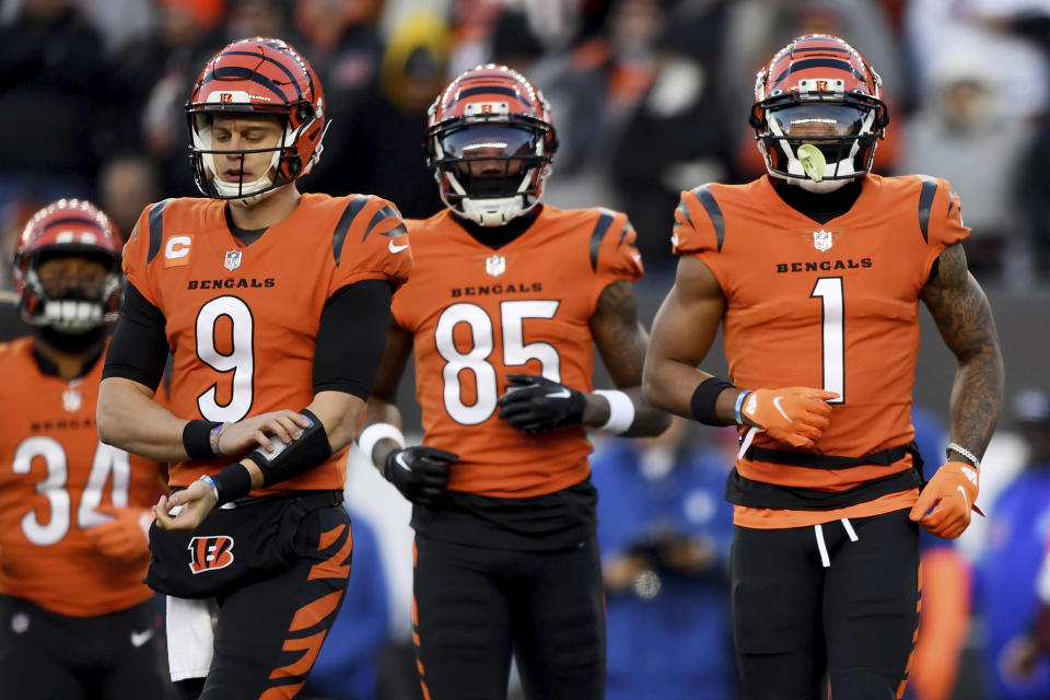 Joe Burrow (9) wants to keep Tee Higgins (85) and Ja'Marr Chase as his teammates in Cincinnati. (AP Photo/Emilee Chinn)