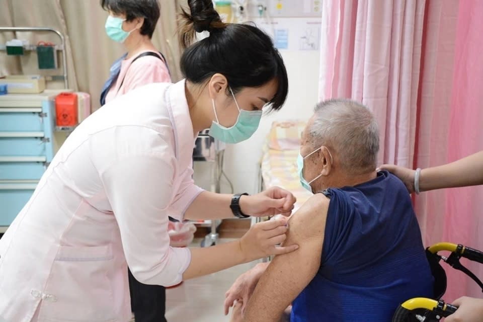 臺東縣今年度公費流感疫苗將自10月1日起開始接種，16間鄉鎮市衛生所及14間合約院所皆提供公費對象接種。