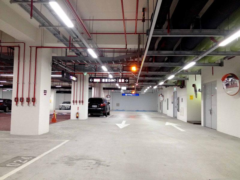 開車進入三創台北資訊園區地下停車場，第一個會發現車道、車位超大