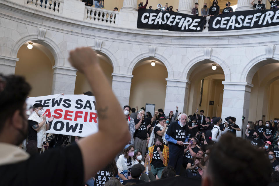 ARCHIVO - Manifestantes protestan dentro del Capitolio de Estados Unidos en Washington, el 18 de octubre de 2023. (AP Foto/Jose Luis Magana, Archivo)