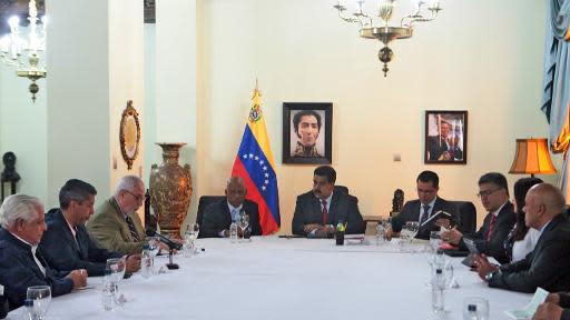 El presidente de Venezuela Nicolás Maduro (C) dialoga con miembros de la oposición durante una reunión celebrada el 8 de abril de 2014 en Caracas (VENEZUELAN PRESIDENCY/AFP | HO)