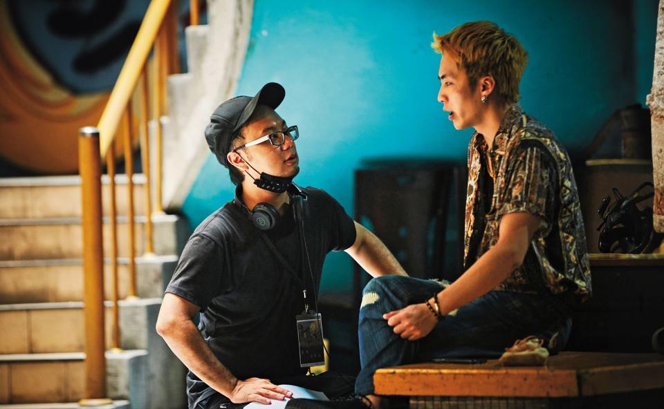 導演游智涵（左）認為巫建和（右）有大哥氣質，可以穩定幾位青少年演員。（好勁影業提供）