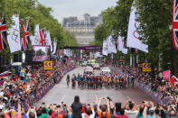 The peloton depart the Mall at the start of the Women's Road Race Road Cycling on day two of the London 2012 Olympic Games on July 29, 2012 in London, England (Photo by Bryn Lennon/Getty Images)