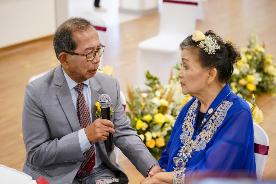 Tom Iljas, 81, and Liong May Swan, 78 exchanging vows at a clinic in Alexandra Hospital on Saturda, 28 March 2020. PHOTO: Kong Chong Yew