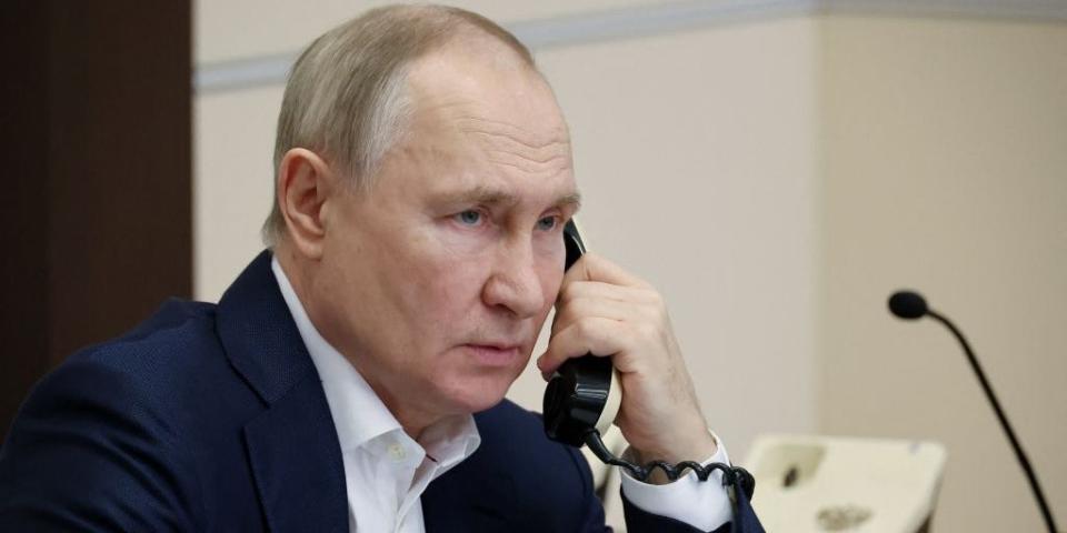 Russlands Präsident Wladimir Putin – hier am Telefon bei eine Wohltätigkeitskampagne im Januar 2023. - Copyright: MIKHAIL KLIMENTYEV/SPUTNIK/AFP via Getty Images