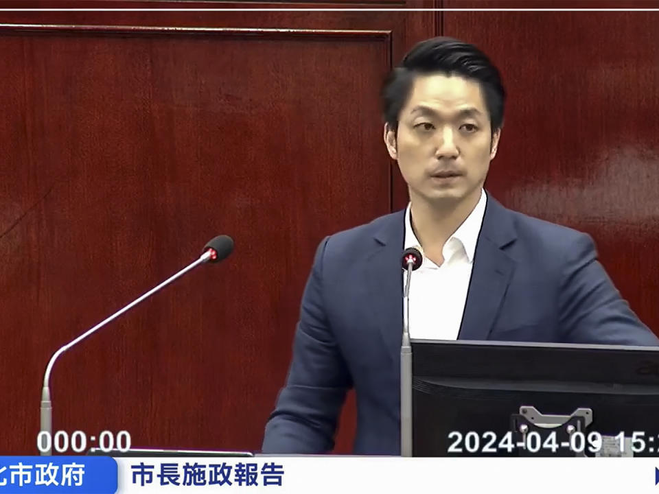 台北市長蔣萬安9日在市議會的新會期施政報告，遭綠營黨團群起杯葛延宕。（圖：取自臉書「蔣萬安的直播影片」）