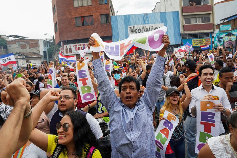 Seguidores del izquierdista Gustavo Petro celebran su triunfo en la segunda vuelta de la elección presidencial en Colombia, en una calle de la ciudad de Cali