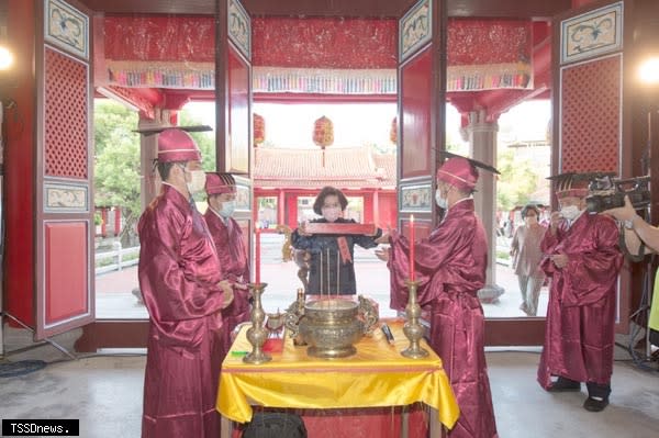 宜蘭縣紀念「大成至聖先師孔子二五七一年誕辰釋奠典禮」在宜蘭市孔廟舉行。因疫情影響，儀典部分仍依照古禮進行，不開放民眾觀禮。縣長林姿妙擔任正獻官。（圖：宜蘭縣政府提供）