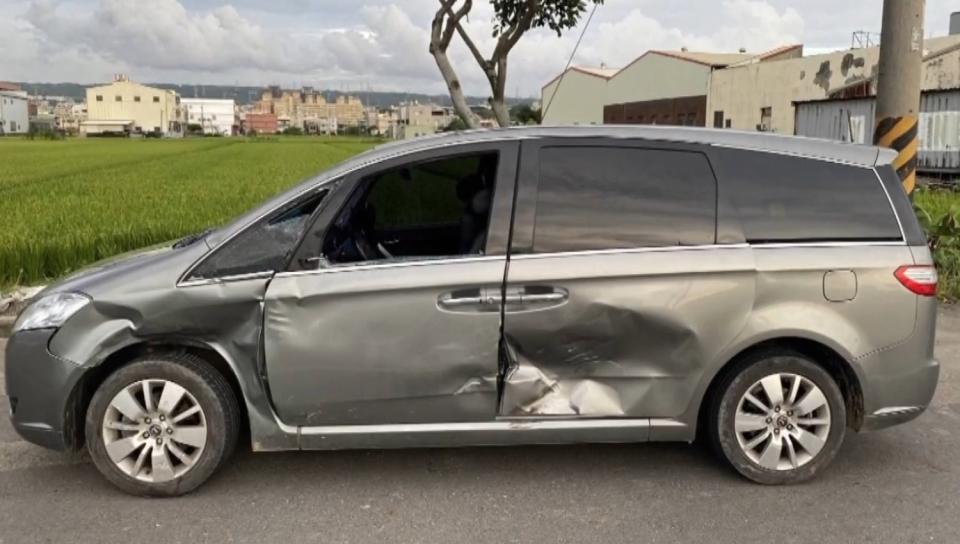 陳女機車倒在路中央，肇事銀色轎車左側車門損毀。（圖／東森新聞）