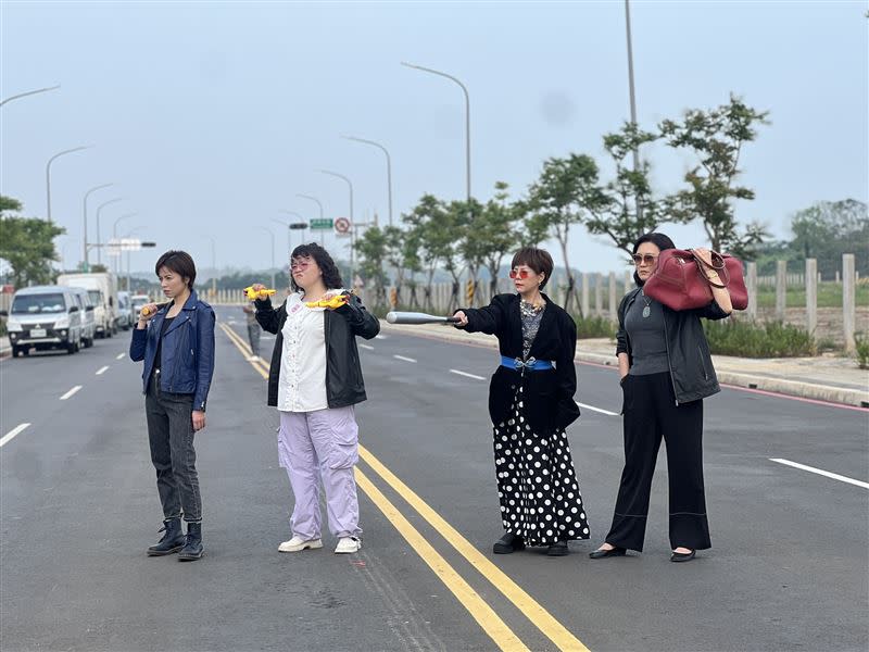 四人趕快報平安。（圖／民視提供）