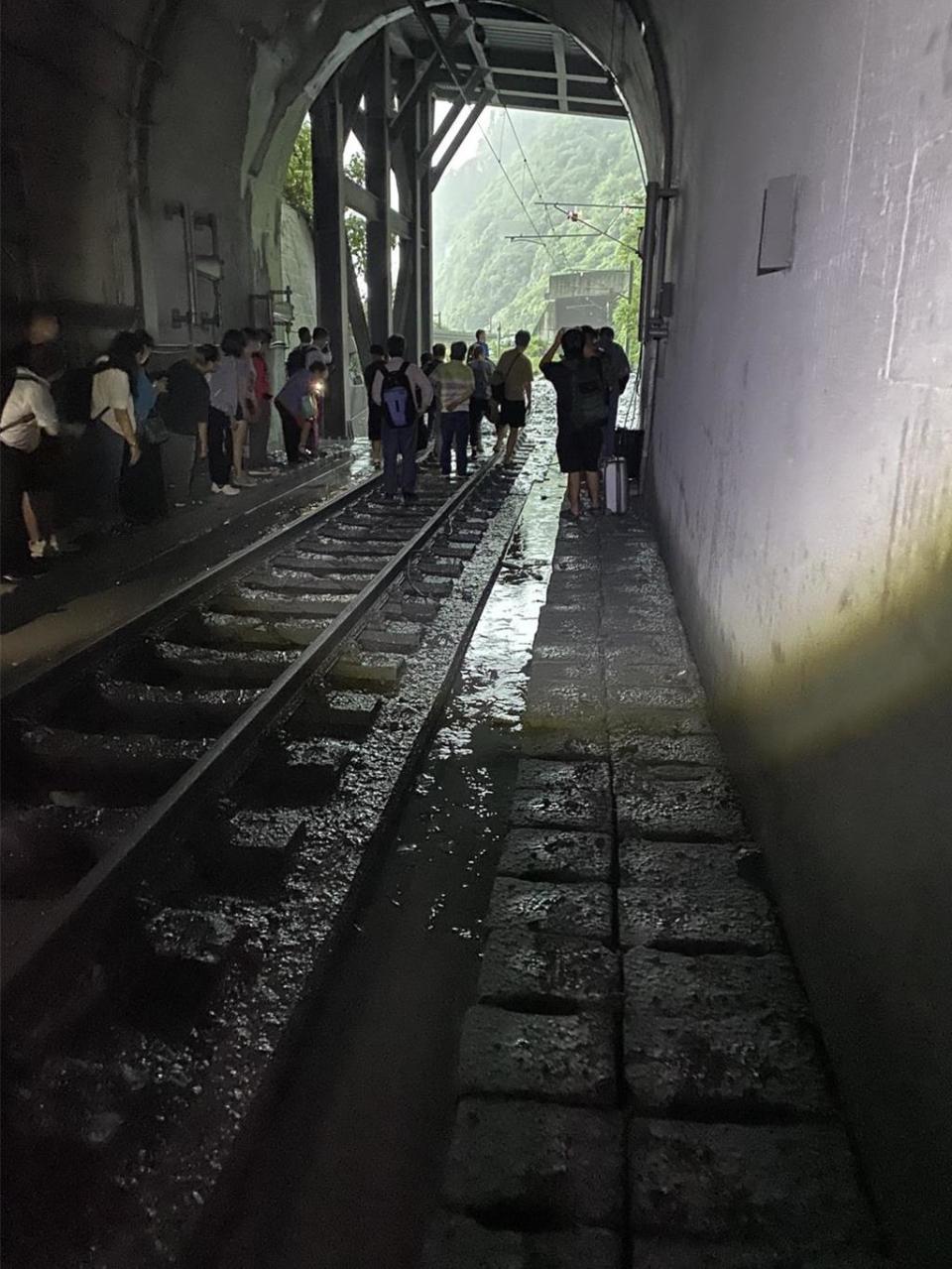 台鐵229次新自強號在花蓮清水隧道口遭土石流衝擊，台鐵公司成立應變小組。（鐵警提供）