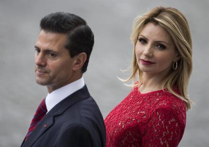 INA14 PARÍS (FRANCIA) 14/07/2015.- El presidente mexicano, Enrique Peña Nieto, y su mujer, Angélica Rivera, durante el tradicional desfile militar de la Fiesta Nacional francesa en París (Francia), hoy, 14 de julio de 2015. EFE/IAN LANGSDON