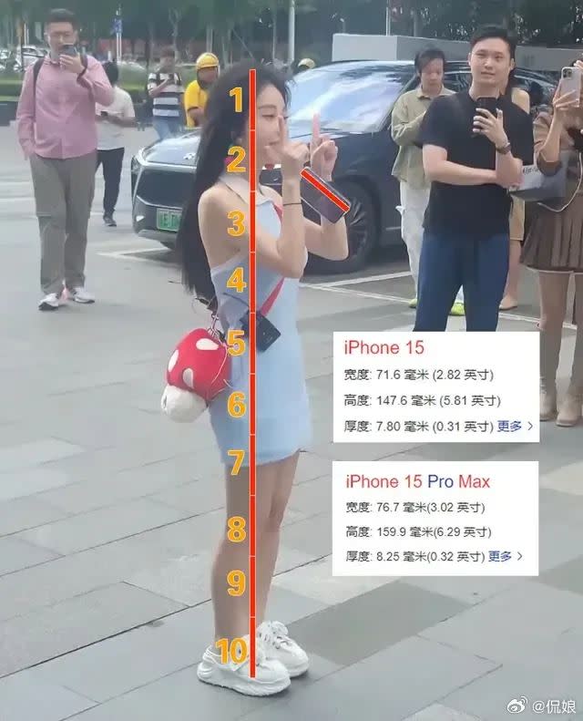 有網友以馮提莫手中的手機當作比例尺，預測她的真實身高。（圖／翻攝自微博）