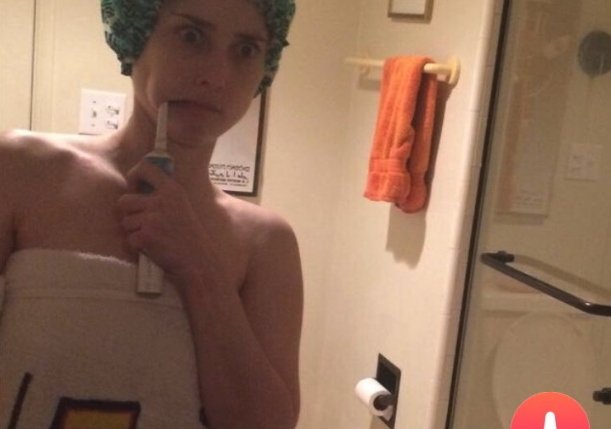 Hana Michels uses a funny photo of herself for her dating profile. However, men take it as an opportunity to tell her that she hangs her toilet paper wrong. (Photo: Hana Michels via Twitter)